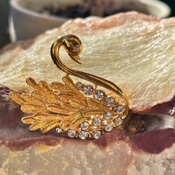 A Sparkly Gold Toned Swan with Beautiful Feathers Brooch - Picture 3 of 10